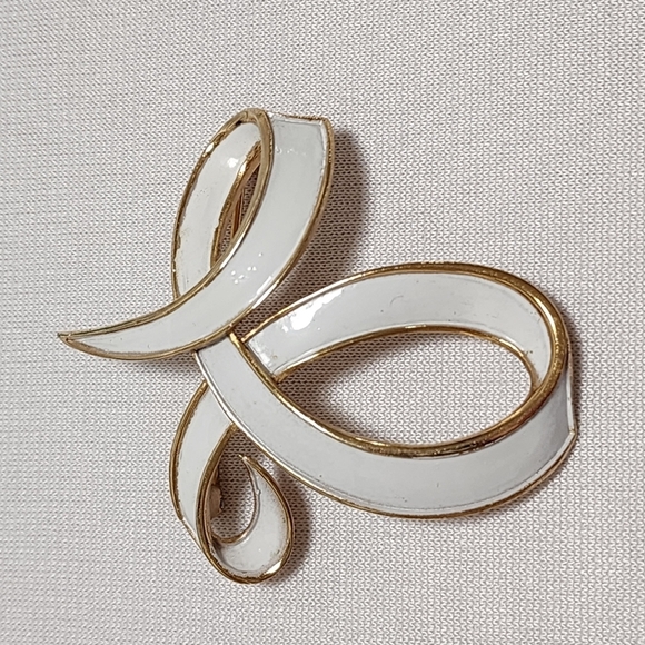 Crown Trifari Gold and White Enamel Brooch and Earring Knot Set - Picture 4 of 13